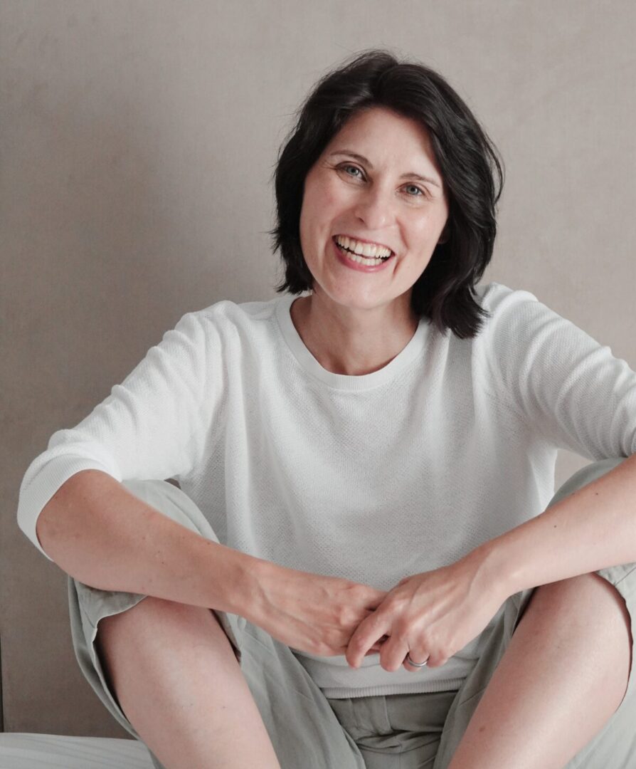 iris sitzend und lachend