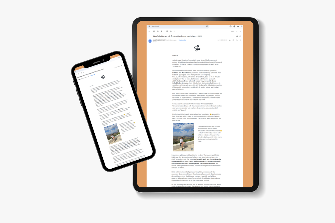 Handy und Tablett mit Abbildung eines Newsletters