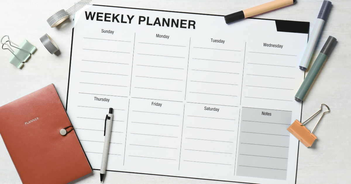 Abbildung eines Wochenplaners mit anderen Büroutensilien zum Wochenplan Erstellen