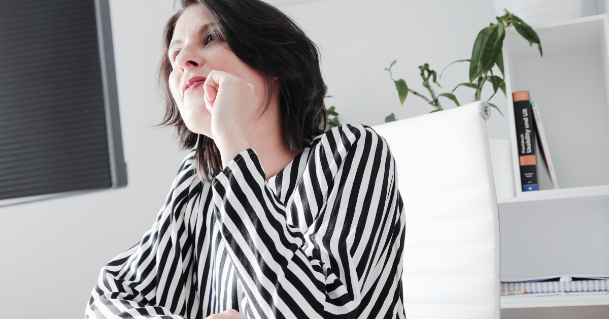 Iris ist beim Ziele setzen vor dem Bildschirm