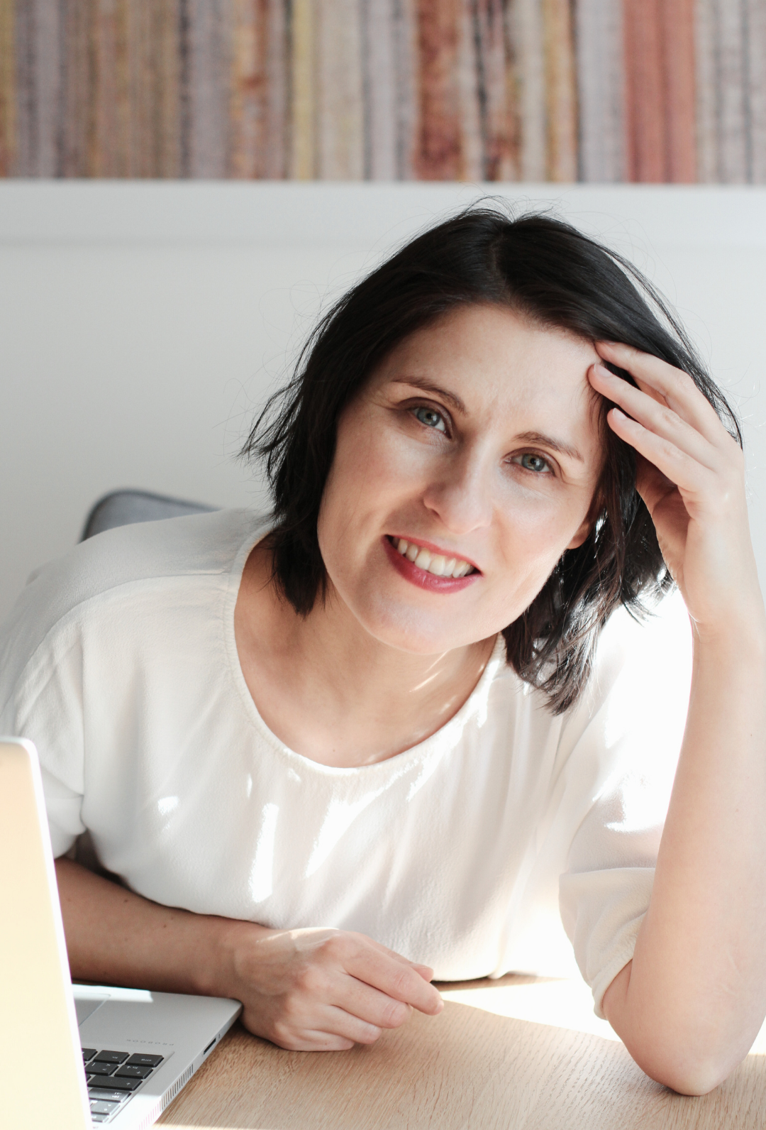 Iris am Tisch lehnend