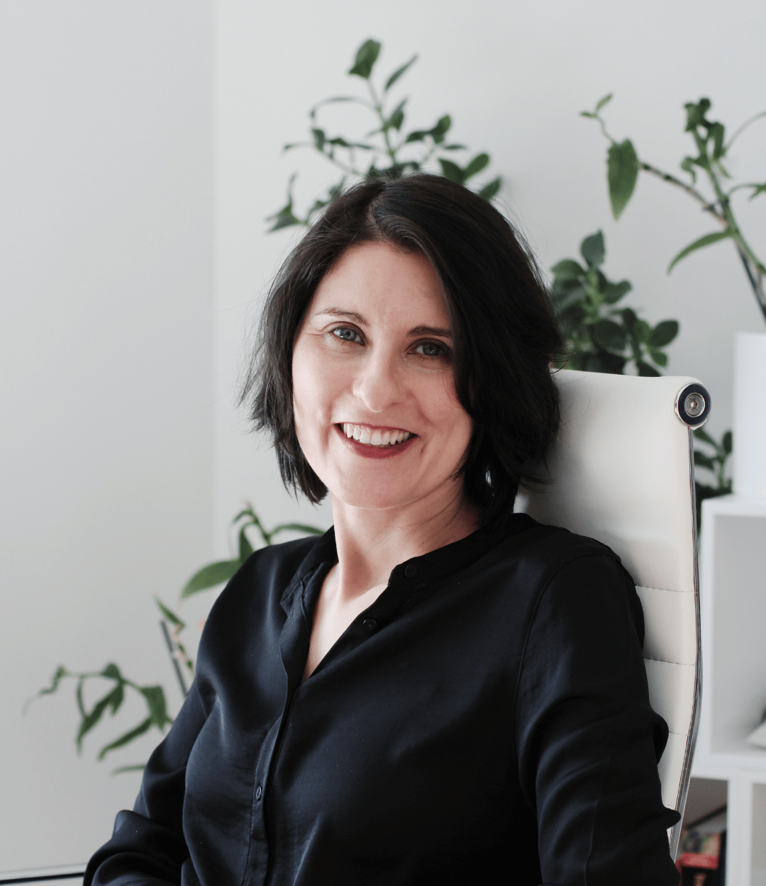 iris-schreibtisch-thebrainyway Iris sitzt am Schreibtisch und entwickelt Angebote
